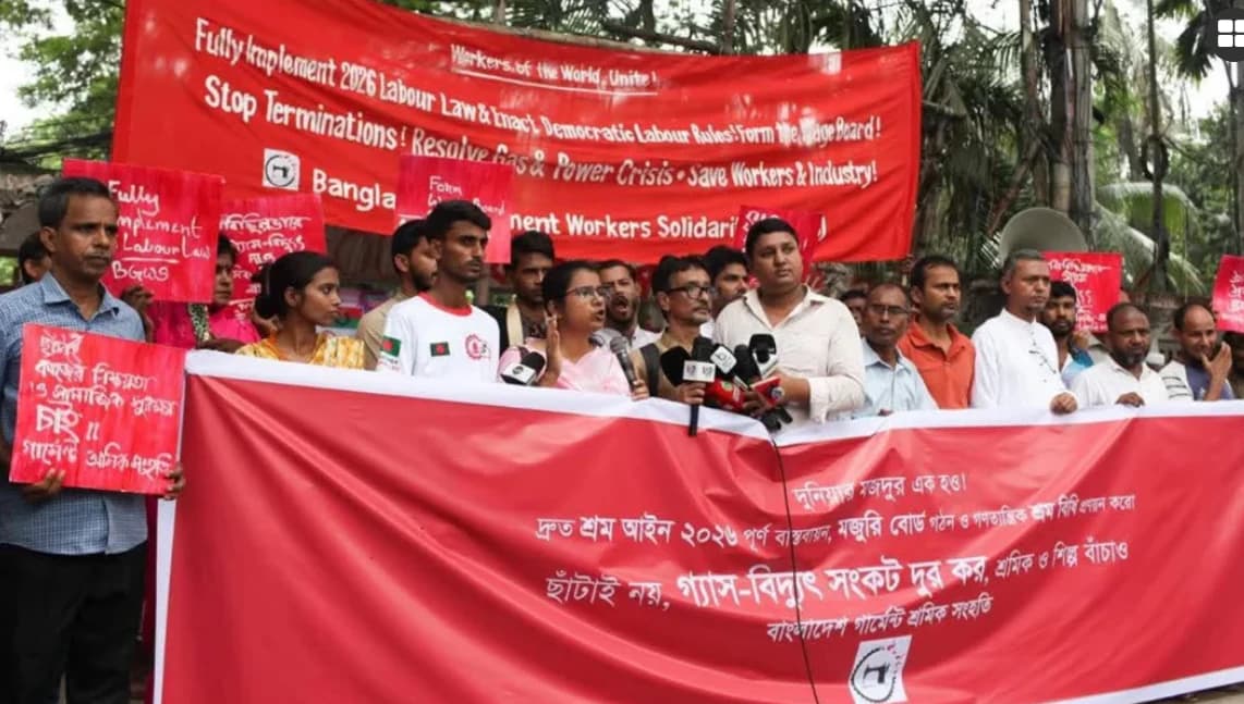 ৪০ লাখ শ্রমিকের জীবন সংকটে! ছাঁটাই বন্ধ ও জ্বালানি নিশ্চয়তার দাবিতে রাজপথে পোশাক শ্রমিকরা