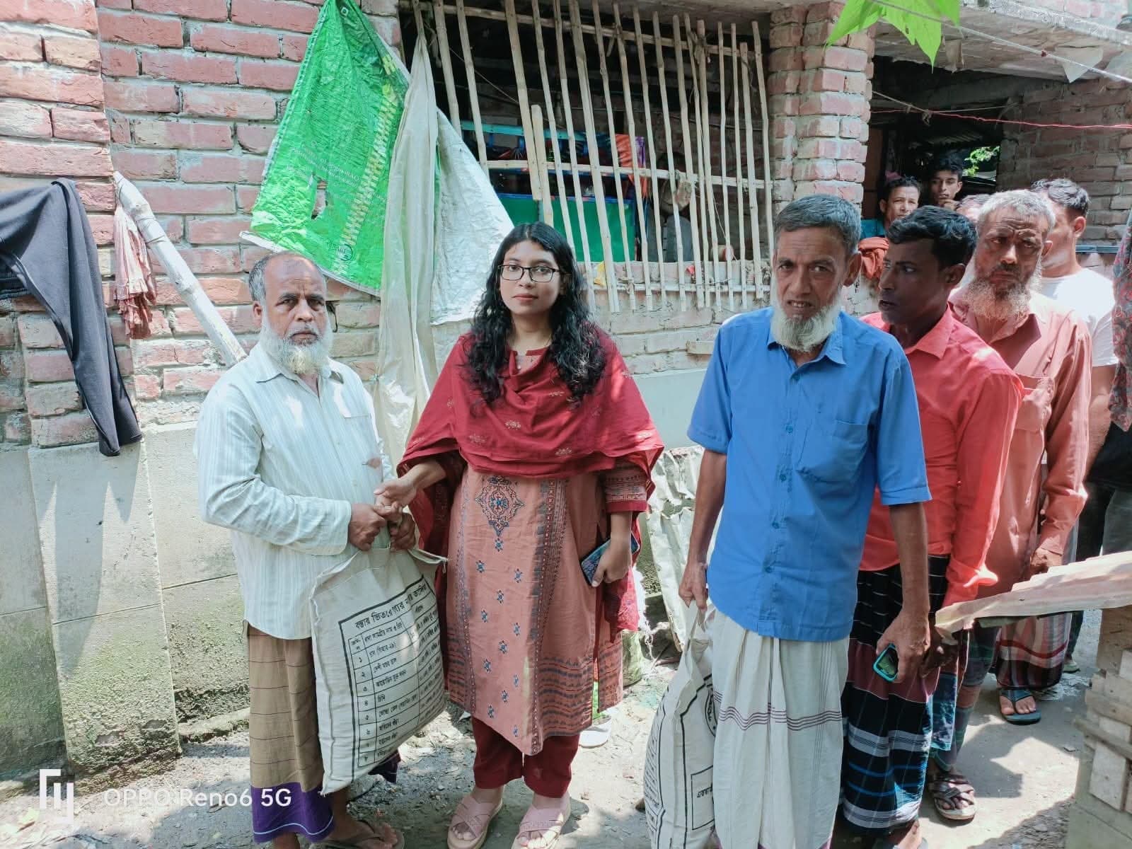 সিংড়ায় অগ্নিকাণ্ডে সর্বস্ব হারিয়ে পথে কৃষক, সহায়তায় প্রশাসন