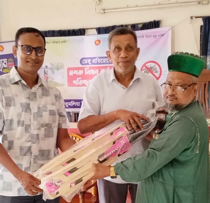 কালীগঞ্জে ইউনিয়ন পরিষদের উদ্যোগে বিদ্যালয়ে ক্রীড়া সামগ্রী বিতরণ