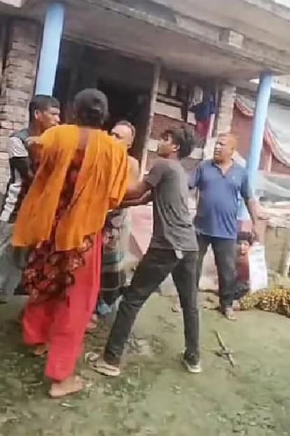 সামনেই বাবার লাশ, অথচ সম্পত্তির লোভে রক্তারক্তি মারামারি দুই ভাইয়ের!