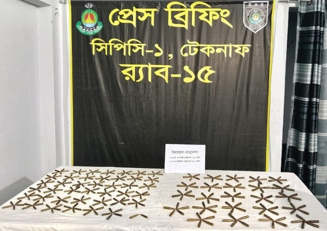 টেকনাফে র্যাবের পৃথক অভিযানে বিদেশি এসএমজি উদ্ধার, ৩২৭ রাউন্ড গুলিসহ নারী আটক