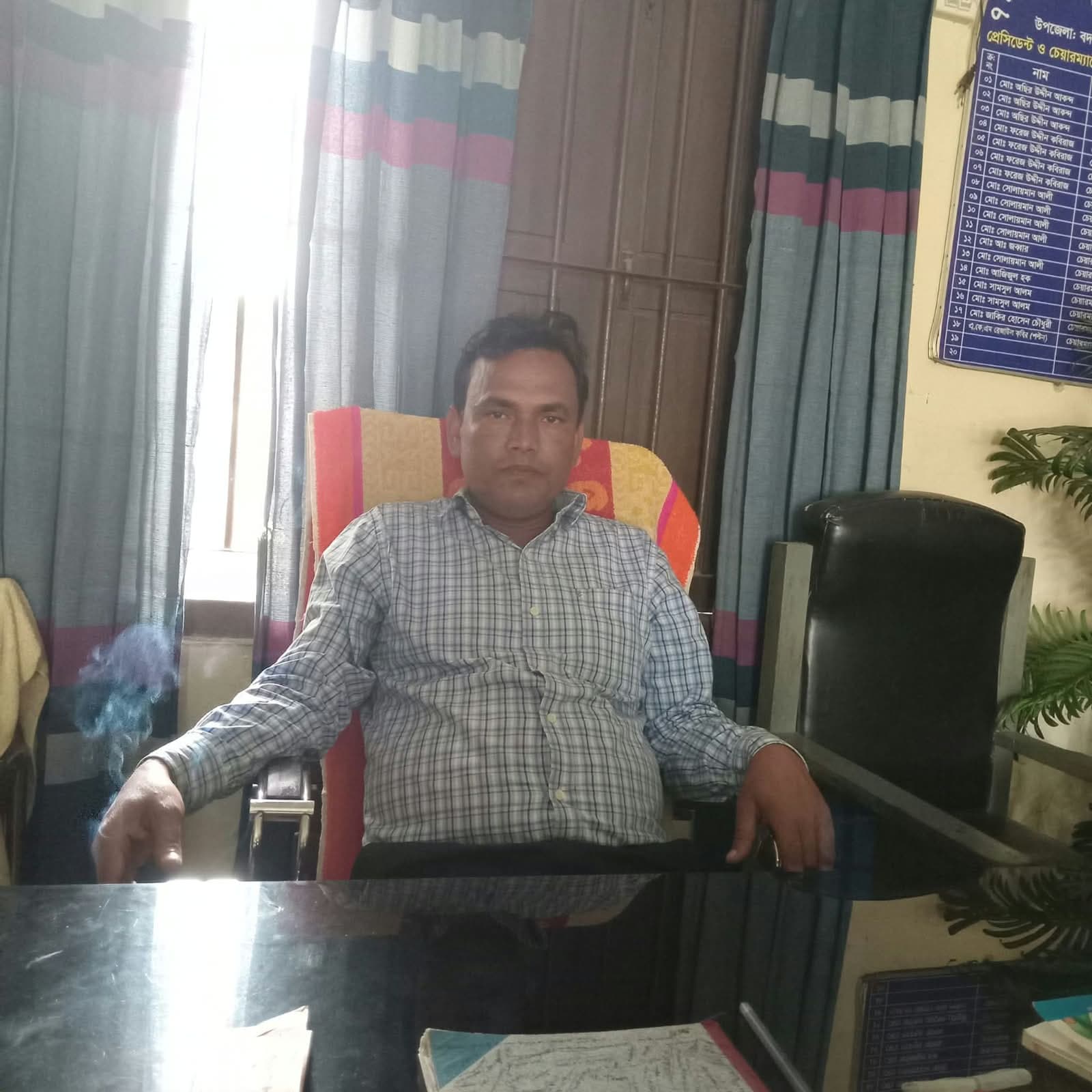নওগাঁয় সালিসের টাকা থেকে ৫০ হাজার টাকা ‘খাটুনির মজুরি’ নেওয়ার অভিযোগ চেয়ারম্যানের বিরুদ্ধে