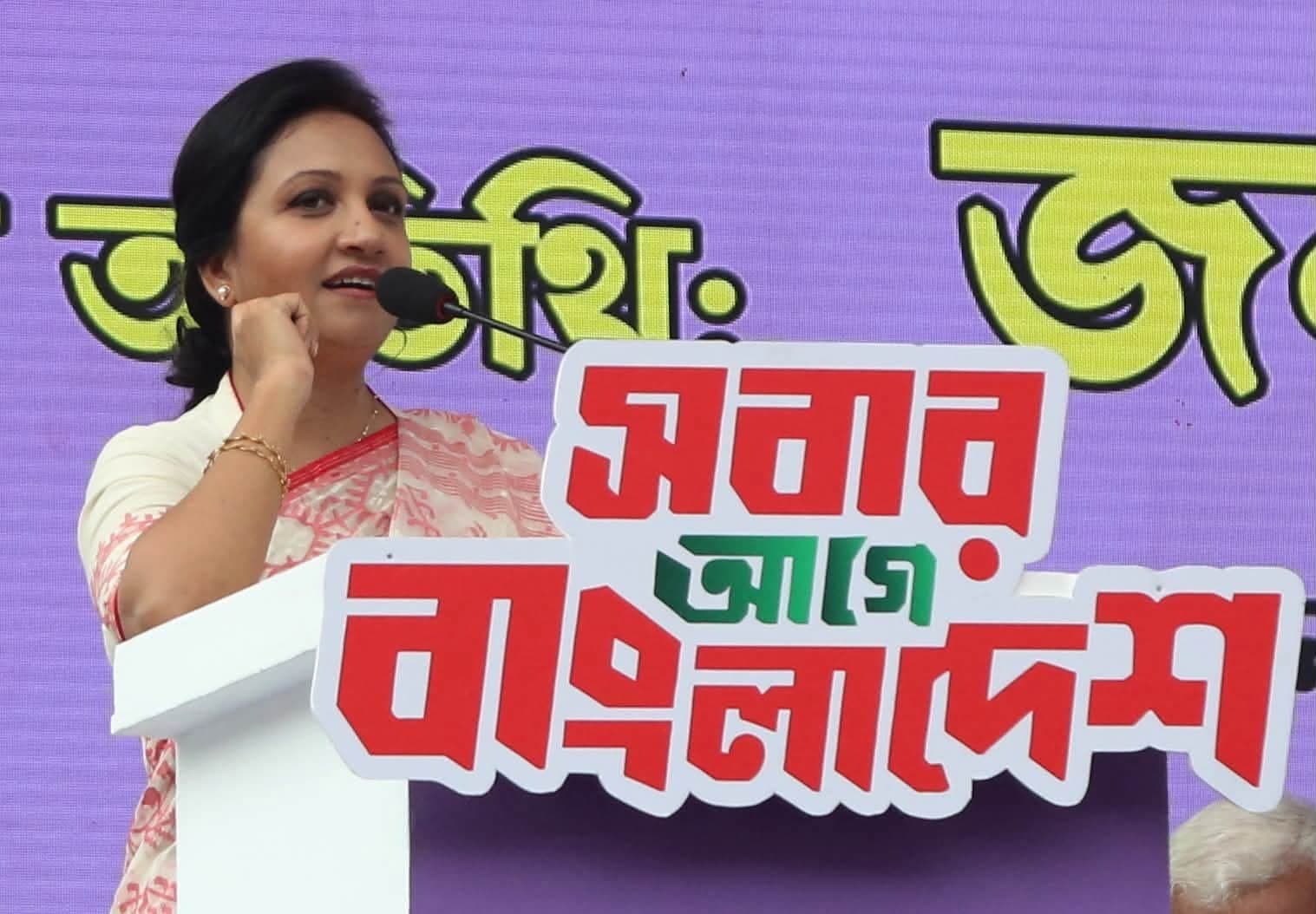 সাধারণ মানুষের দোরগোড়ায় সরকারি সেবা: পাবনা ও সিরাজগঞ্জের হাল ধরলেন ব্যারিস্টার ফারজানা পুতুল