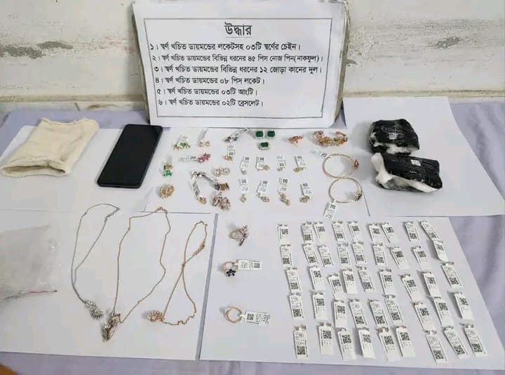 ৪৫টি নাকফুলসহ বিপুল স্বর্ণ-ডায়মন্ডের খনি! খুলনায় ধরা পড়া ব্যক্তির আসল পরিচয় কী