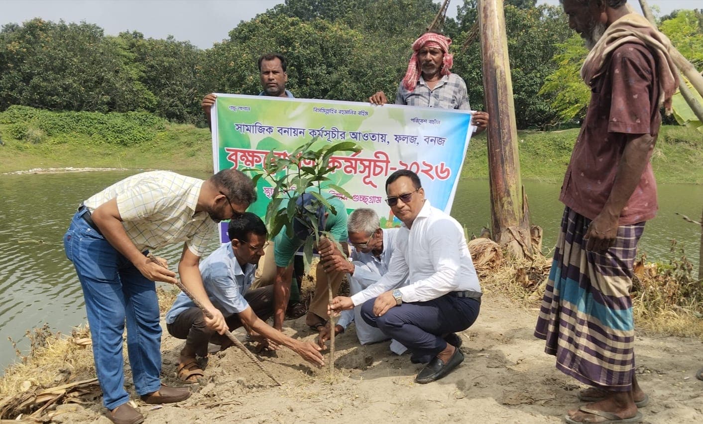 রানীহাটি পাড়দিয়ার গুচ্ছগ্রামে সামাজিক বনায়ন কর্মসূচির আওতায় বৃক্ষরোপণ