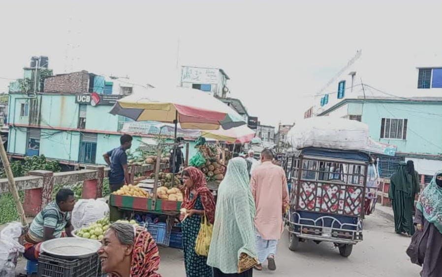 সড়ক ও ব্রিজ দখল করে অবৈধ দোকানপাট: চরম ভোগান্তিতে এলাকাবাসী