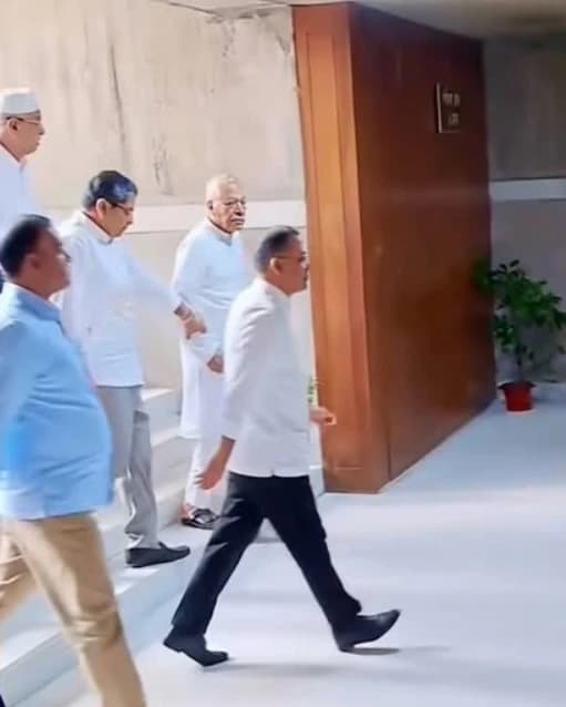 একাত্তরের বীর যোদ্ধা ও চারবারের এমপি আজ করিডোরে অসহায়, রাজনীতির নির্মম বাস্তবতায় থেমে গেলেন শাহে আলম