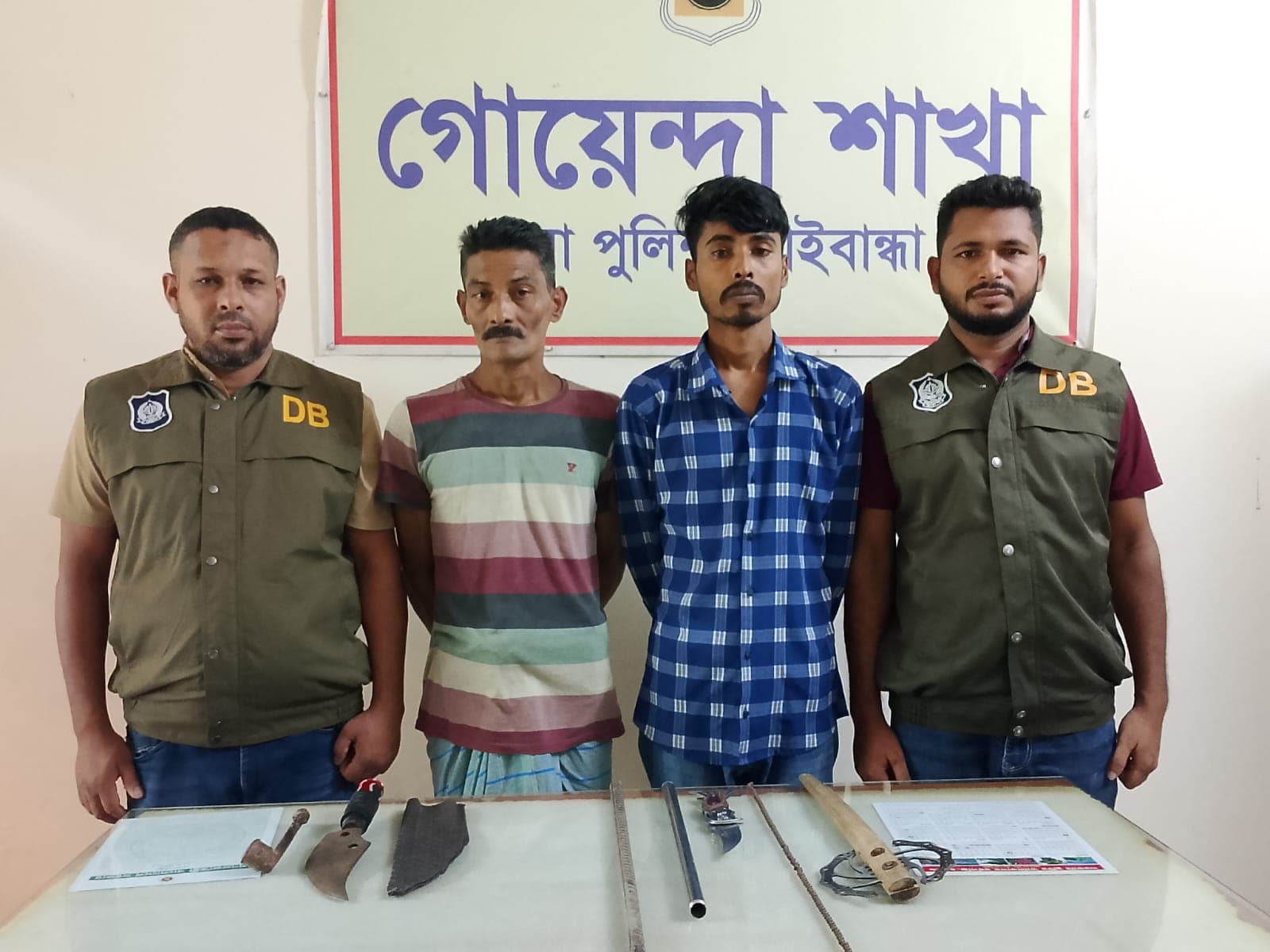 দেশীয় অস্ত্রসহ গাইবান্ধায় গ্রেপ্তার ২, ডিবি পুলিশের বিশেষ অভিযানে ধরা পড়ল অপরাধীরা
