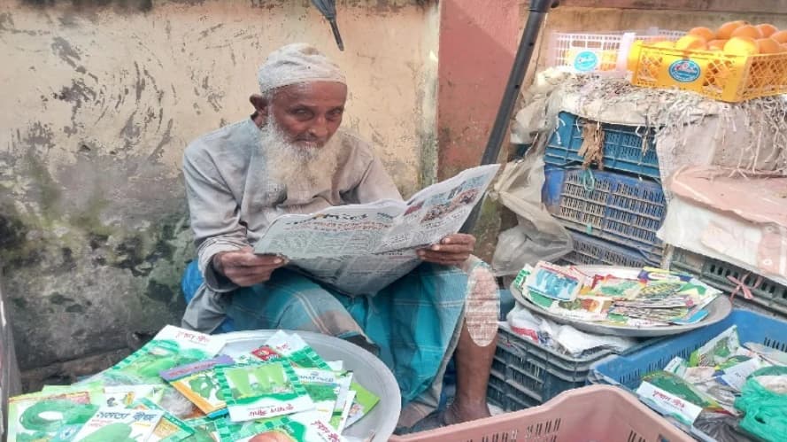 টানা চার দশক ধরে প্রতিদিন ছাপা পত্রিকা পড়ছেন আখাউড়ার বীজ বিক্রেতা আবুল হোসেন