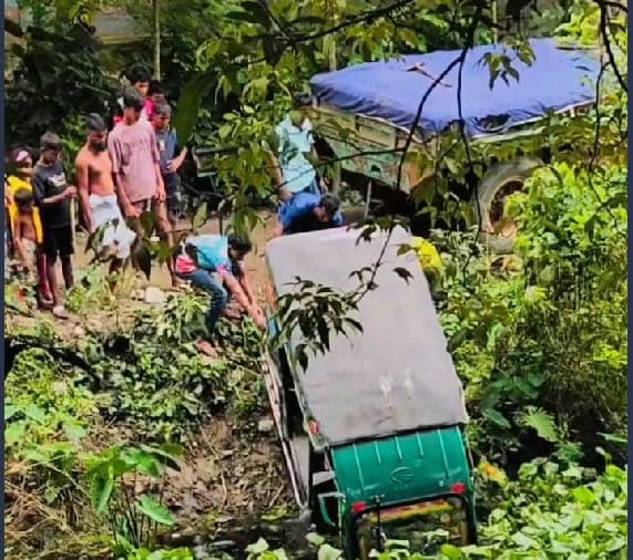 নবীনগরে বেহাল সড়কে অটোরিকশা উল্টে চরম দুর্ভোগ 