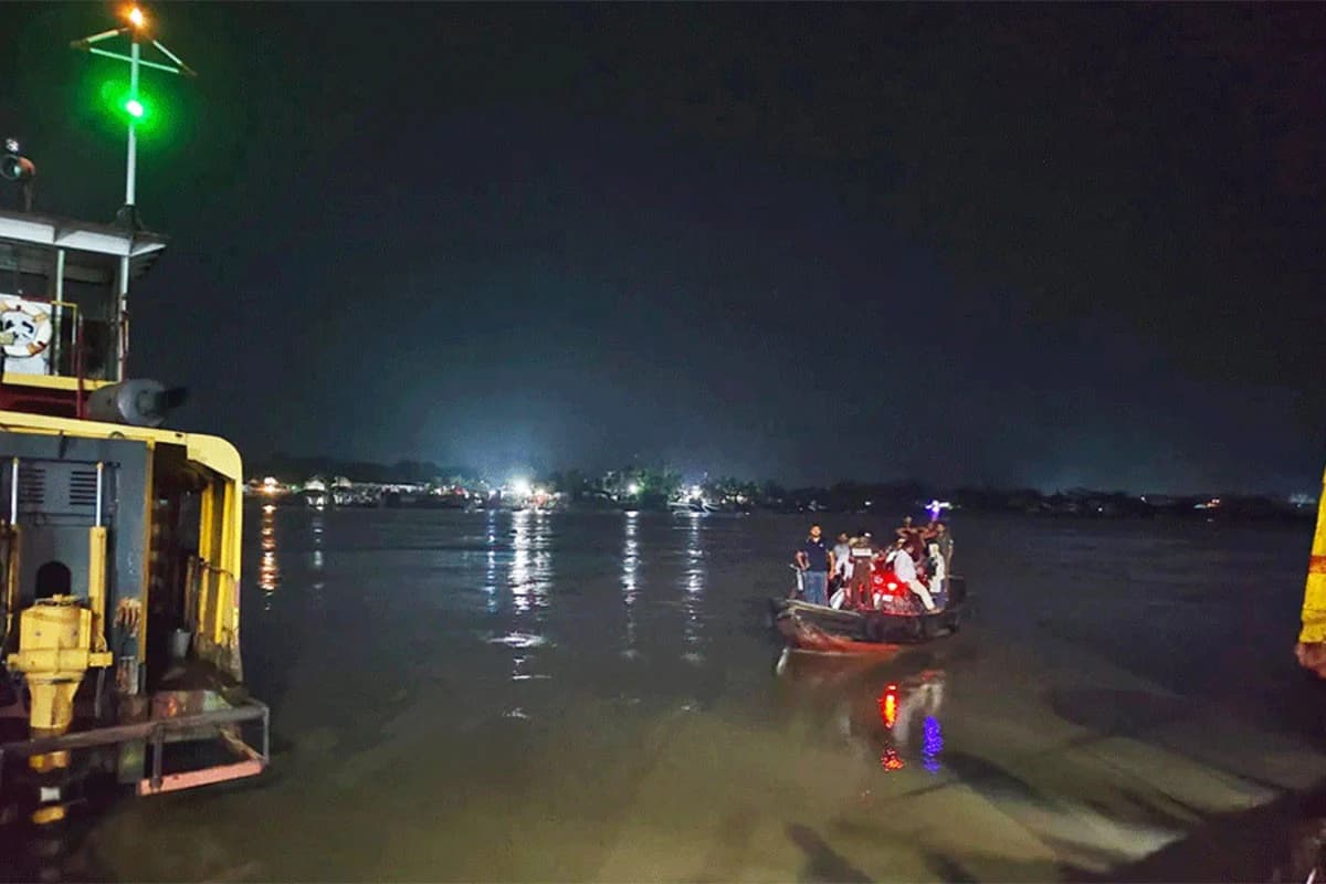 মৃত্যুর মুখে ৩০ যাত্রী! মাঝনদীতে ফেরির ধাক্কায় ট্রলারডুবির রোমহর্ষক উদ্ধার