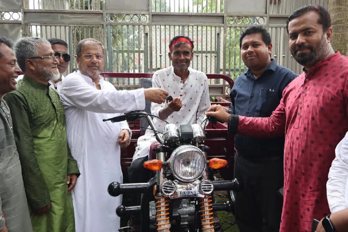 নাটোরের সিংড়ায় ১৫টি অটোরিকশা ও ৮টি ভুট্টা ভাঙানোর মেশিন বিতরণ করলেন সংসদ সদস্য