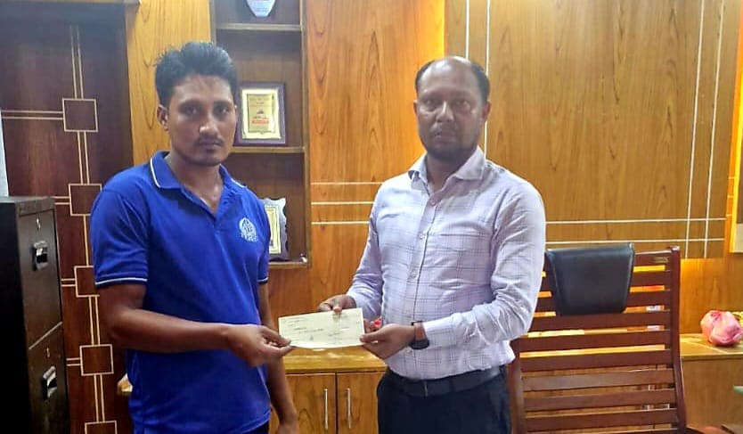 বজ্রপাতে কৃষকের মৃত্যু, কাঁঠালিয়া উপজেলা প্রশাসনের তাৎক্ষণিক মানবিক সহায়তা
