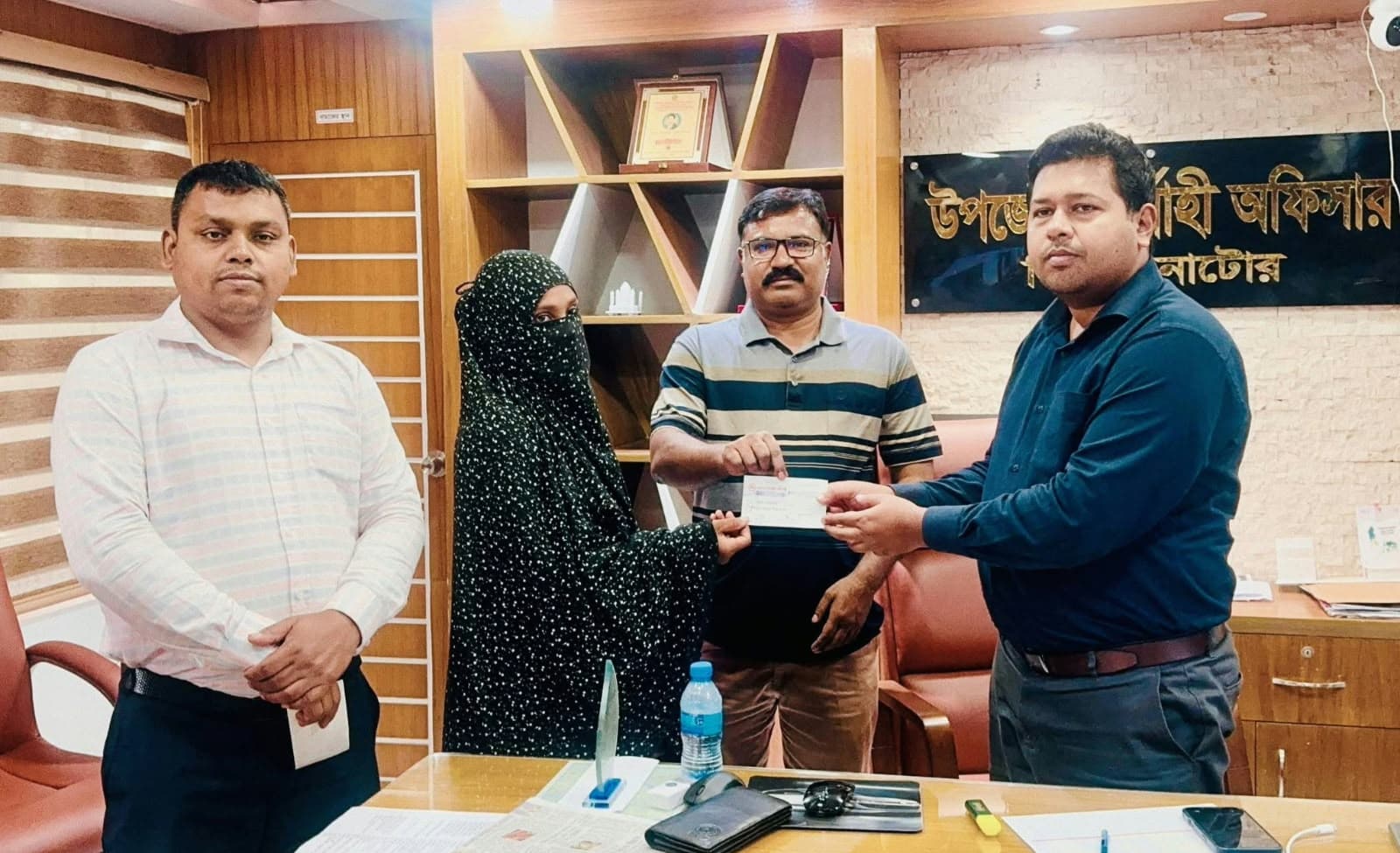 সিংড়ায় দুর্যোগপীড়িতদের পাশে প্রশাসন, দেওয়া হলো নগদ সহায়তা