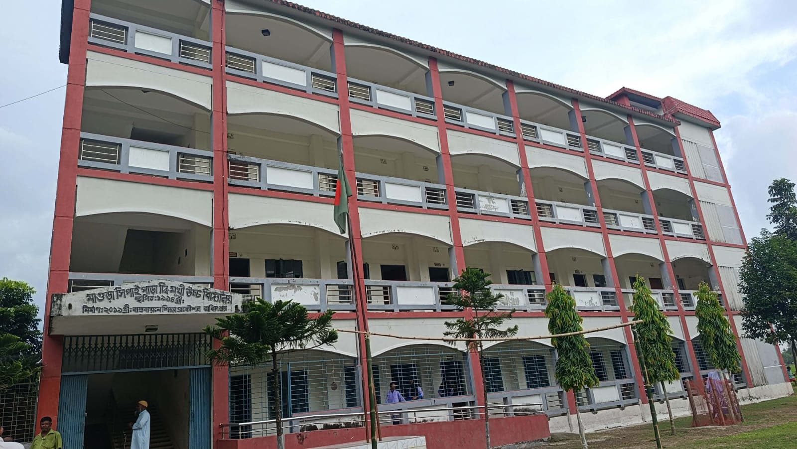 স্কুলের দায়িত্ব ফেলে গরুর হাটে ব্যবসা, অফিস সহায়কের বিরুদ্ধে স্কুলে না থাকার  অভিযোগ