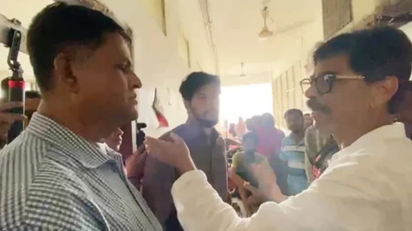 ‘হারপিক আনুন, আমি টয়লেট পরিষ্কার করব’—হাসপাতালের নোংরা পরিবেশ দেখে ক্ষোভে ফেটে পড়লেন কৃষিমন্ত্রী