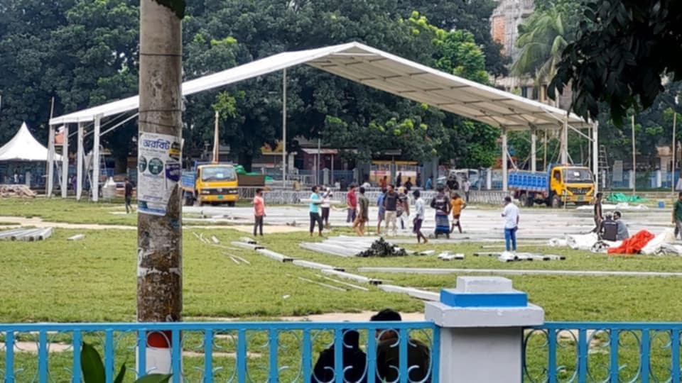 রাষ্ট্রপতিকে  বরণ  করা জন্য বানানো হচ্ছে মঞ্চ