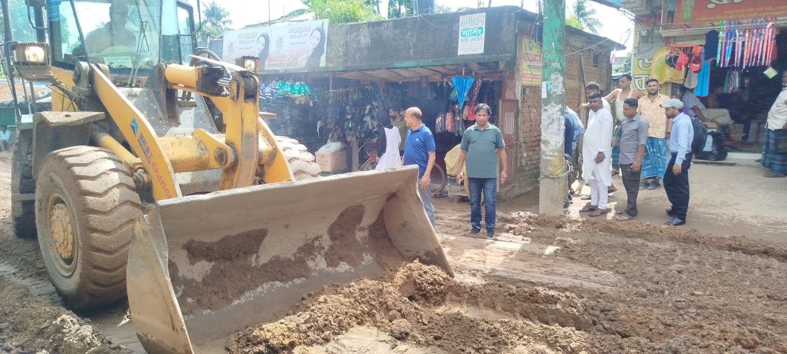  তাহের অ্যান্ড ব্রাদার্স ও স্থানীয়দের সহযোগিতায় বদলে যাচ্ছে বন্দর মহাল খান বাজার সড়ক