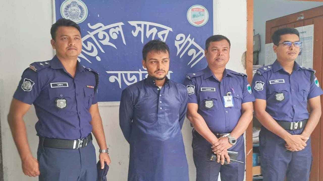 নড়াইলে মাদরাসাছাত্রকে বলাৎকারের অভিযোগ শিক্ষকে গ্রেফতার করছে পুলিশ