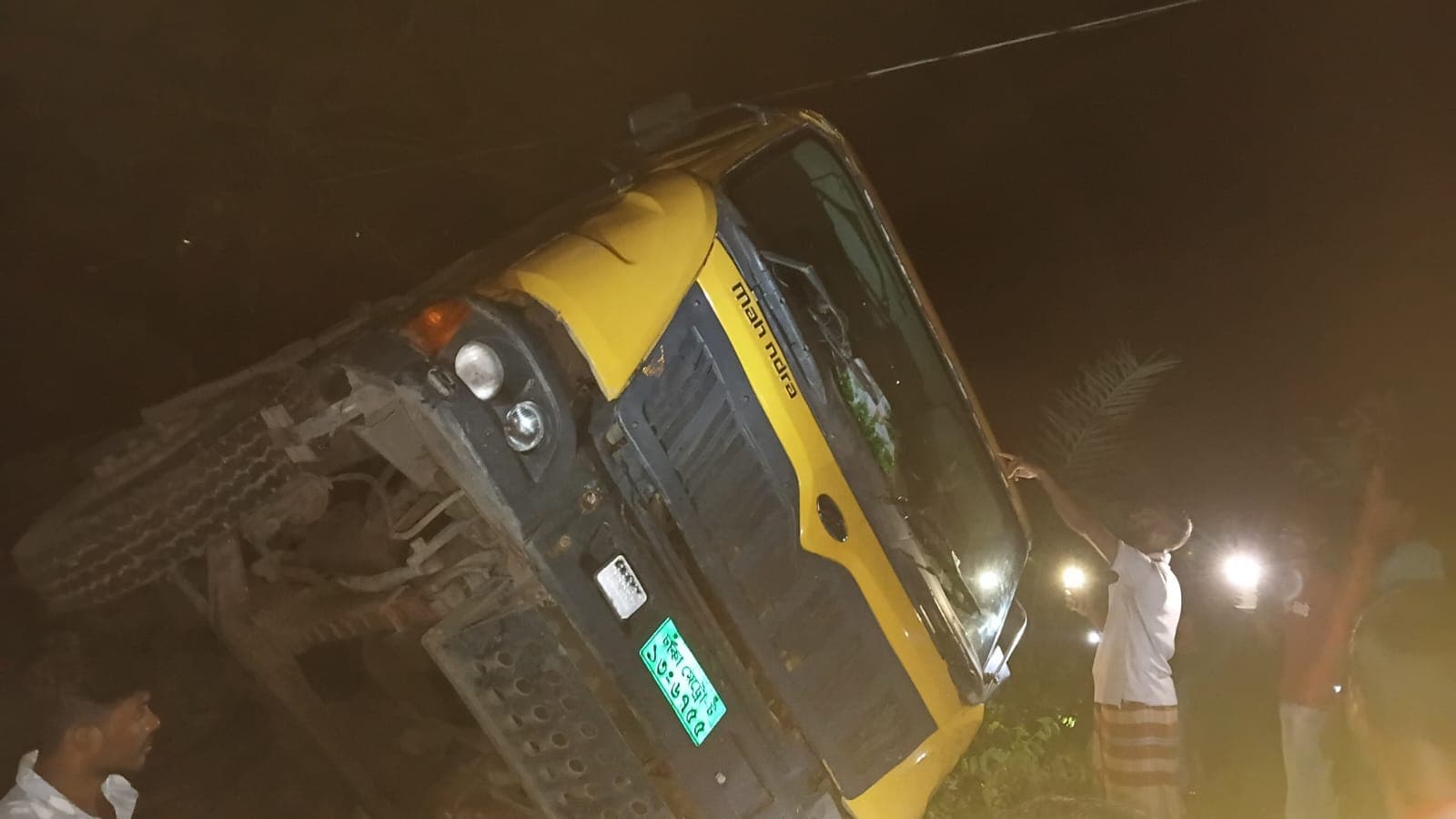 বালুভর্তি ড্রাম ট্রাকের চাকায় চাপা পড়ে চালকের মৃত্যু