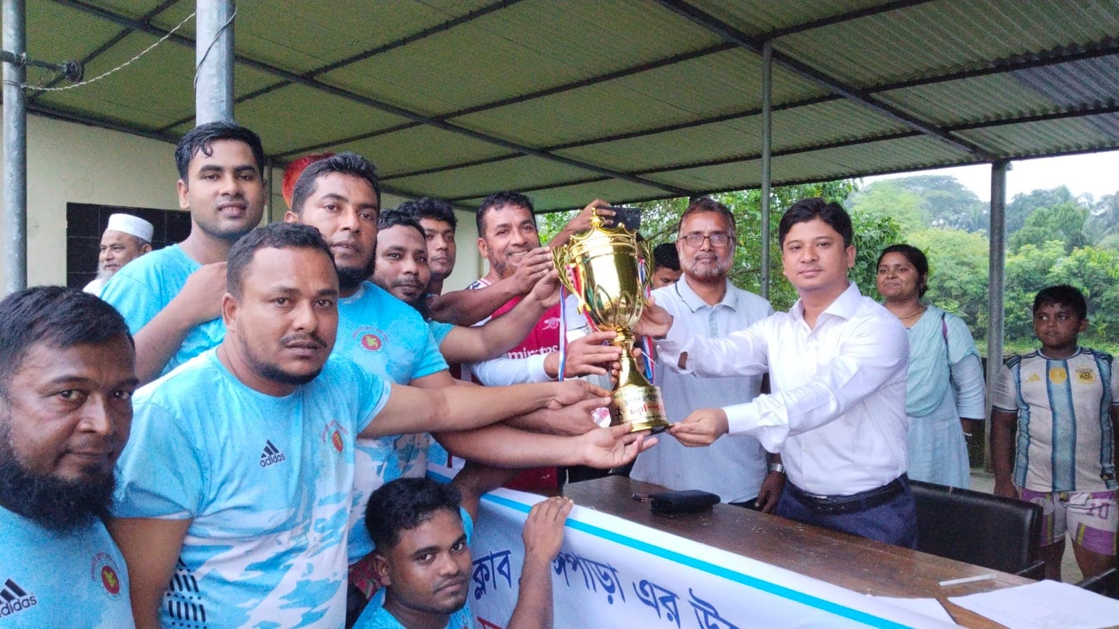 টুঙ্গিপাড়ায় চার দলীয় ফুটবল টুর্নামেন্টে চ্যাম্পিয়ন দ্বিতীয় তলা