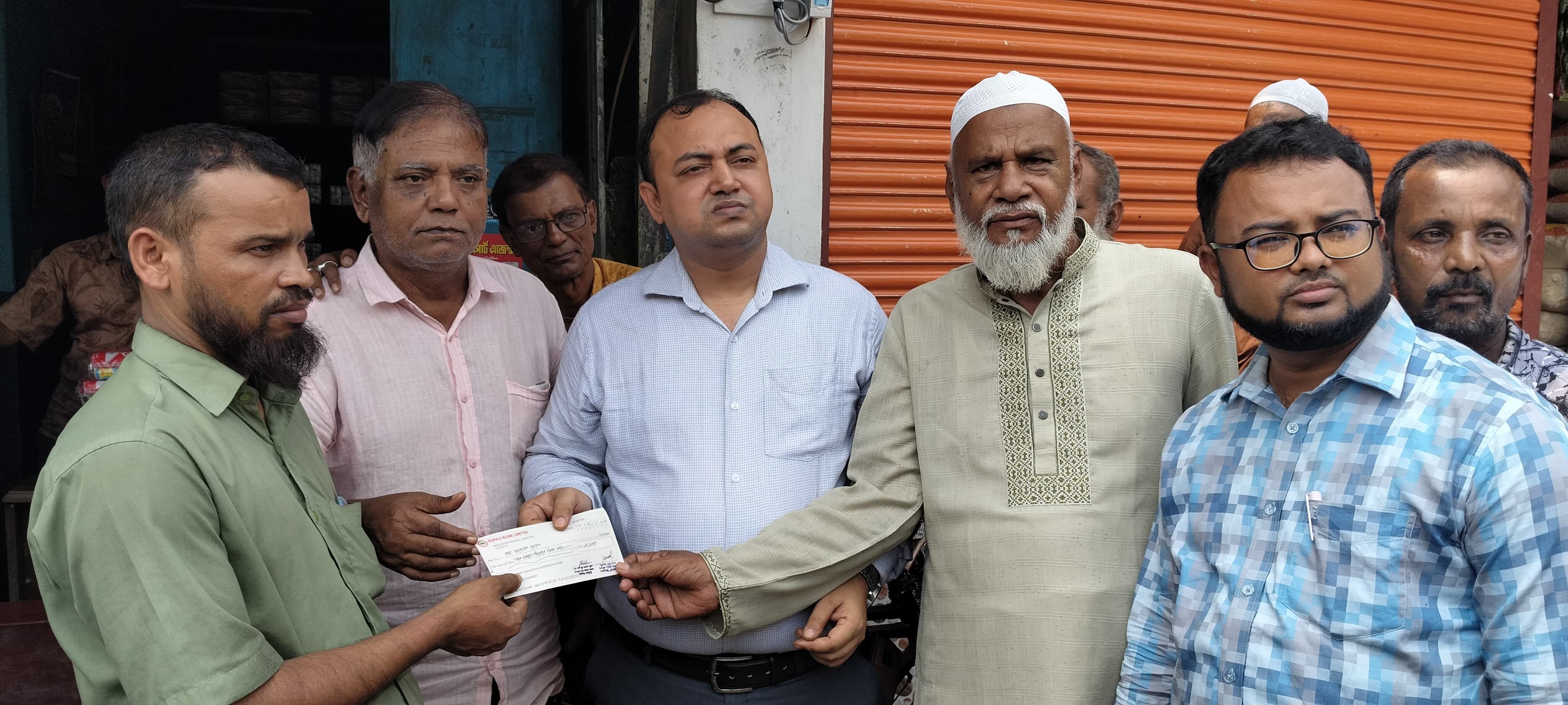অর্ধকোটি টাকার ক্ষতিতে দিশেহারা বকশীগঞ্জের ব্যবসায়ীরা, পাশে দাঁড়ালো জেলা প্রশাসন