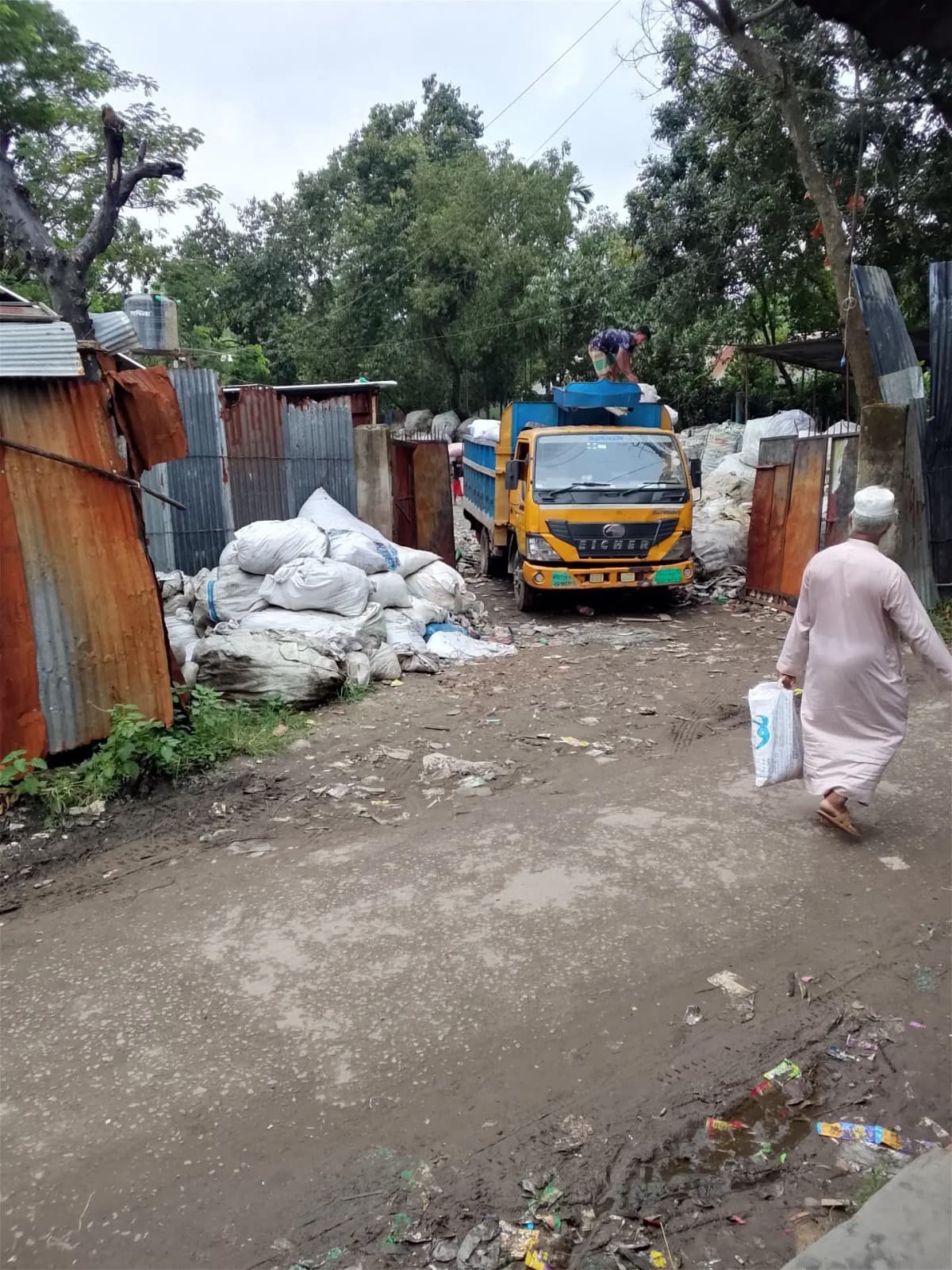 বুড়িচংয়ে ভাঙারির আড়ালে লাখ লাখ টাকার চোরাই পণ্যের হাট, মাসে পাচার ২০ ট্রাকে