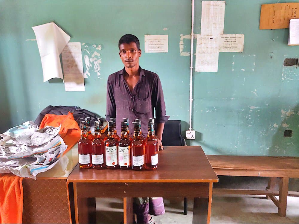 পূর্বধলার শ্যামগঞ্জে ১২ বোতল ভারতীয় মদসহ আটক যুবক, বাজার মূল্য ৪২ হাজার টাকা