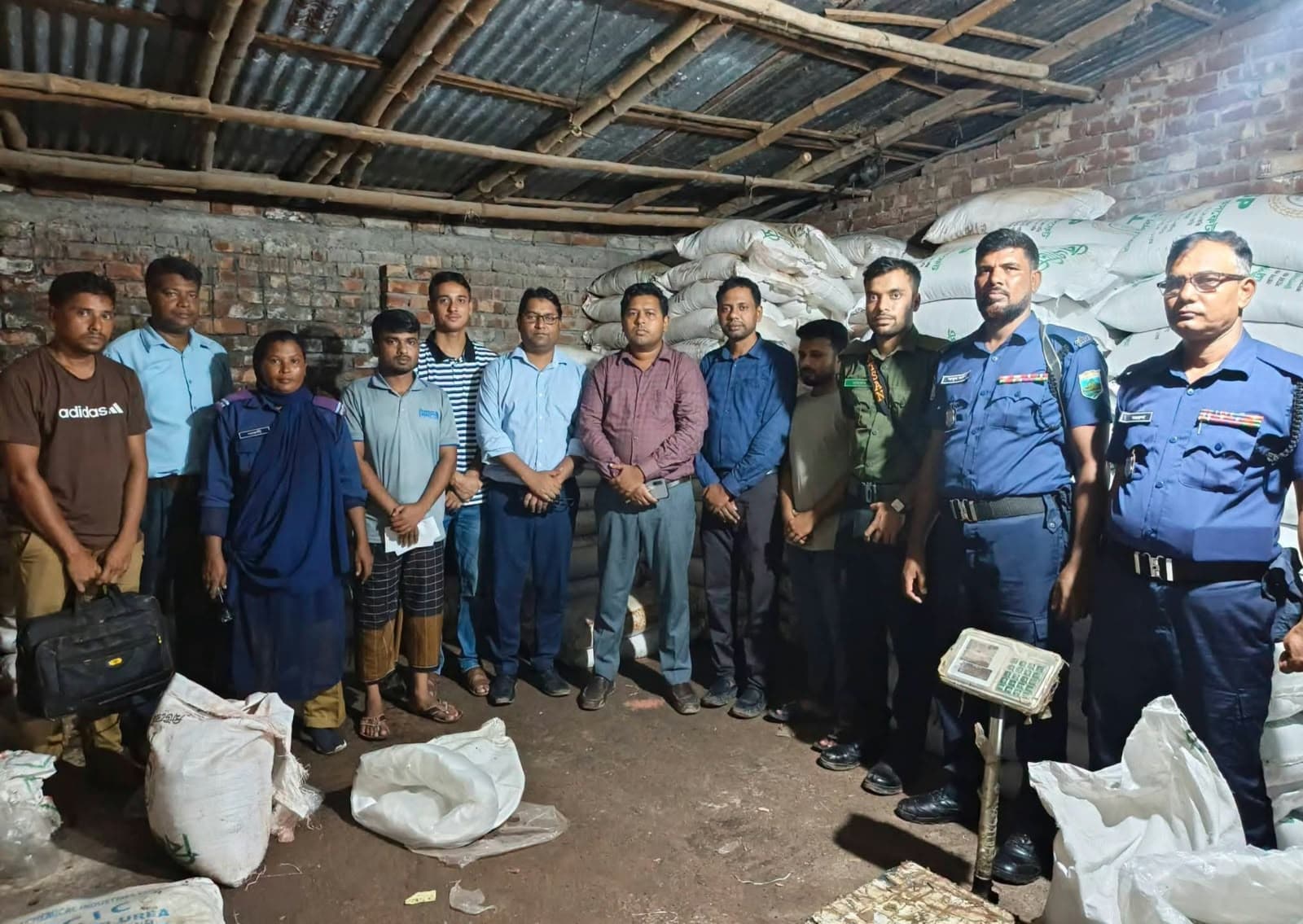 সিংড়ায় অবৈধ সার ও বালাইনাশক মজুদ, দুই ব্যবসায়ীকে ৯০ হাজার টাকা জরিমানা