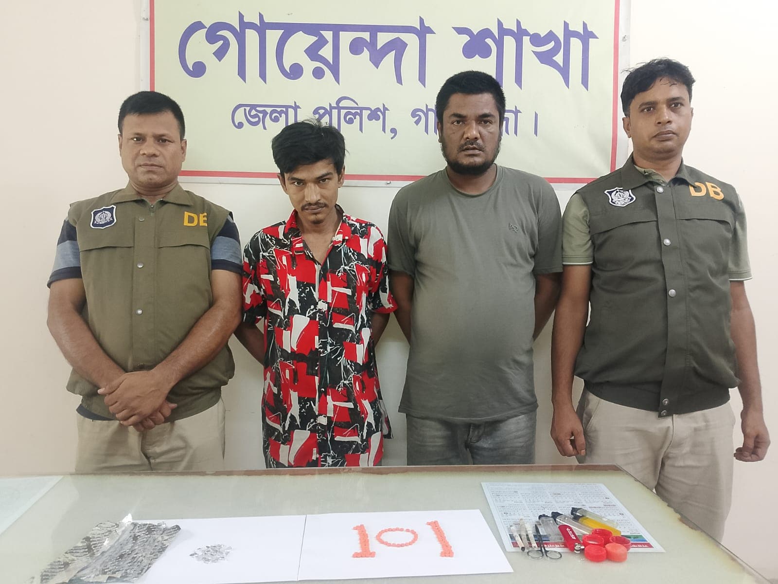 গাইবান্ধায় ডিবির অভিযানে ইয়াবা ও হেরোইনসহ দুইজন আটক