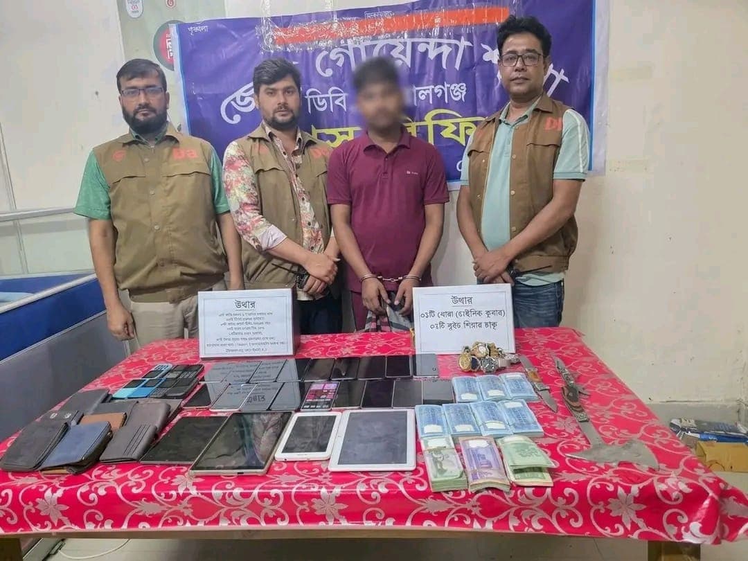 বিমানবন্দর এলাকায় চুরি-ছিনতাই, গোপালগঞ্জে অস্ত্র ও নগদ টাকাসহ গ্রেপ্তার