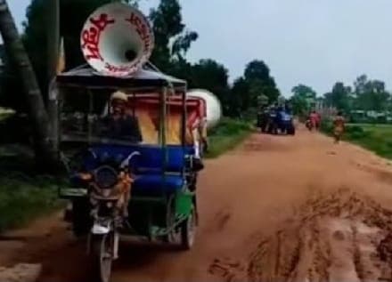 বেহাল রাস্তা মেরামতের দাবিতে অসহায় বাসিন্দার ব্যতিক্রমী মাইকিং, এলাকায় চাঞ্চল্য
