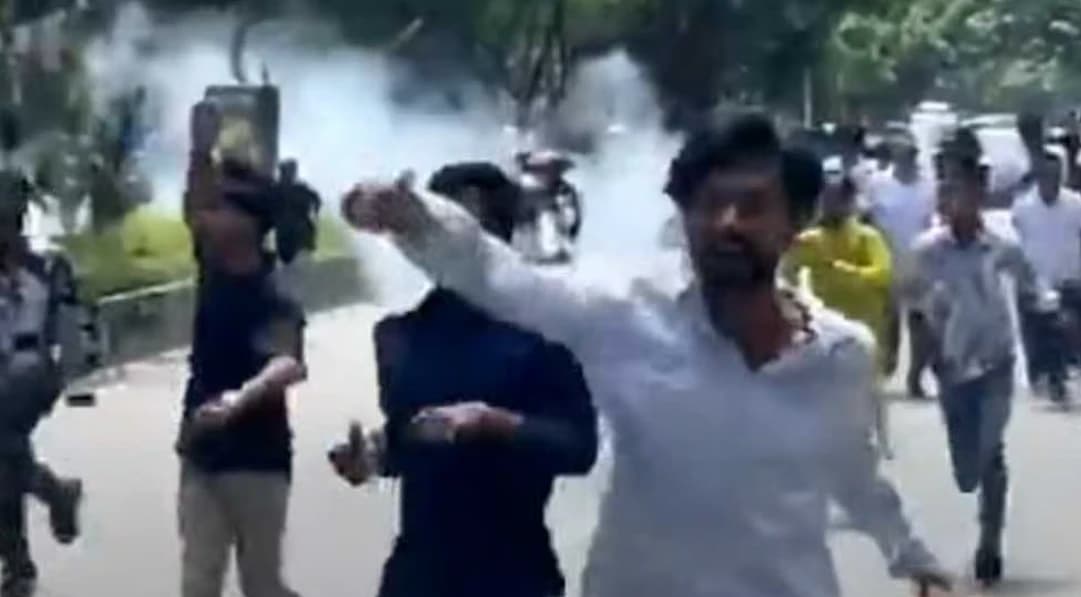 গুলশানের বুকে রণক্ষেত্র: ককটেল বিস্ফোরণ ও রাবার বুলেটের তাণ্ডবে উত্তপ্ত দুপুর