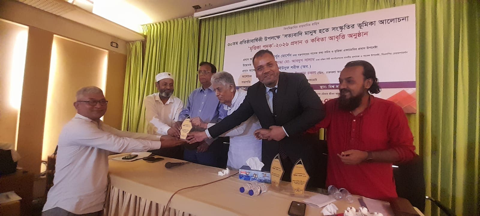 তেঁতুলিয়ার সাংবাদিক ও সাংস্কৃতিক ব্যক্তিত্ব আশরাফুল ইসলাম পেলেন ‘মৃত্তিকা পদক-২০২৬’