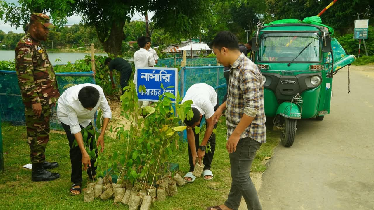 নানিয়ারচরে সেনাবাহিনীর বৃক্ষরোপণ কর্মসূচিতে ৫০০ চারা বিতরণ