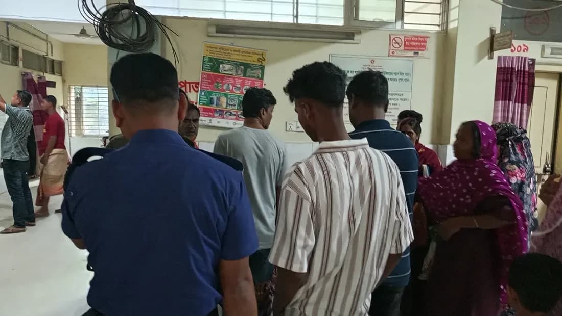 মোবাইল দেখতে দেখতে পুকুরে ডুবে ২ বছরের শিশুর করুণ মৃত্যু, স্তব্ধ হয়ে গেল পরিবার