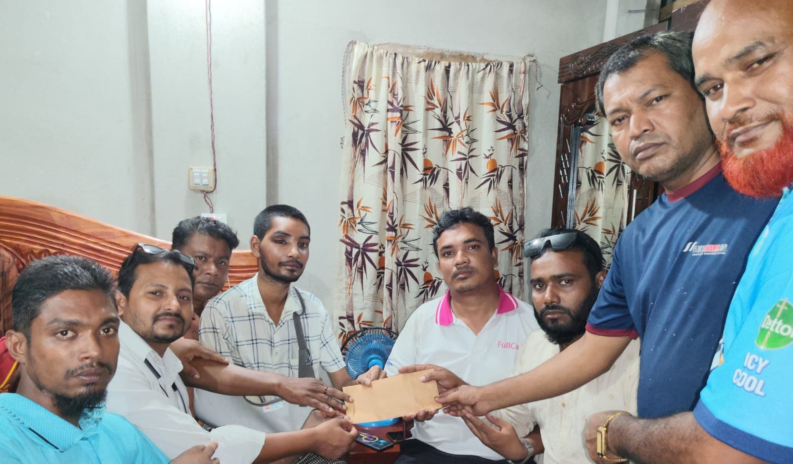 দুর্ঘটনায় আহত মাসুমের পাশে বিক্রয় প্রতিনিধি জোট, বাসায় গিয়ে দিলেন চিকিৎসা সহায়তা