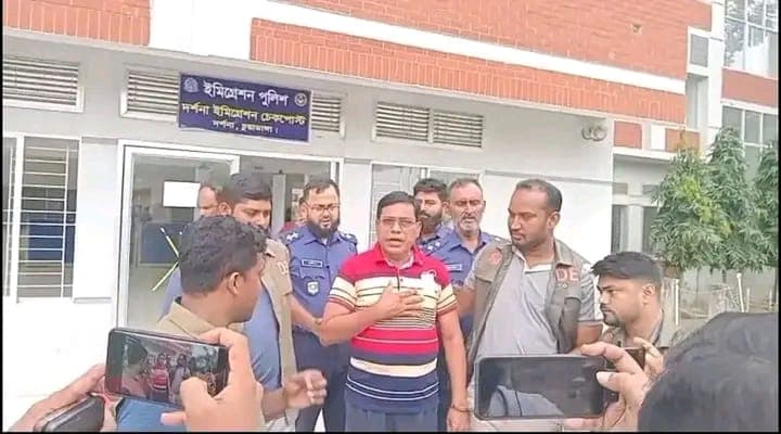 মামলার আসামি হয়েও দেশত্যাগের চেষ্টা: দর্শনা চেকপোস্টে গ্রেপ্তার মেহেরপুর জেলা আওয়ামী লীগের সাধারণ সম্পাদক এম এ খালেক