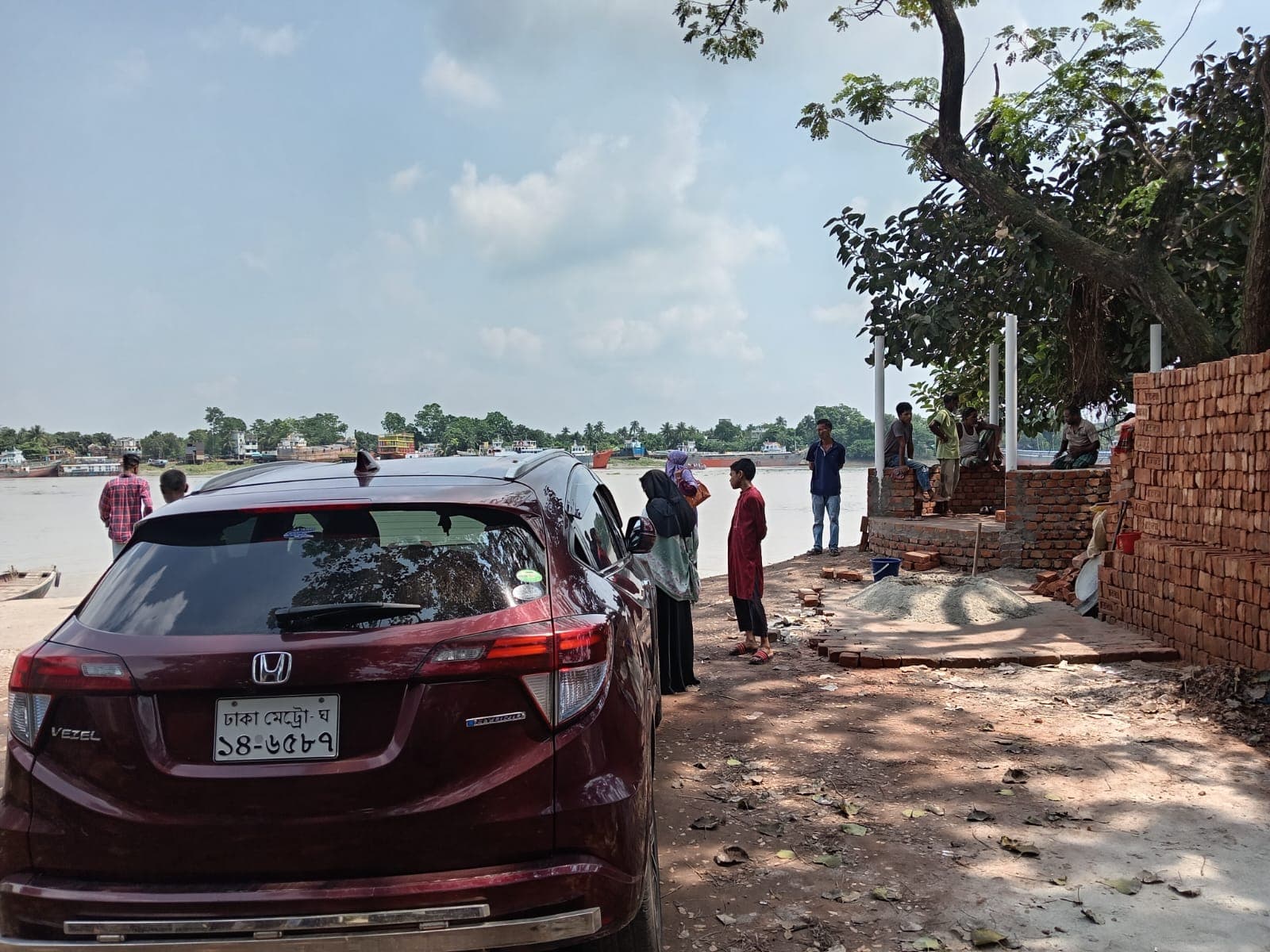 রোদ-বৃষ্টির কষ্ট ঘুচবে খুলনার কাস্টম ঘাটে, যাত্রীদের স্বস্তিতে যাত্রী ছাউনি গড়ছে নবাব ও বি কোম্পানি