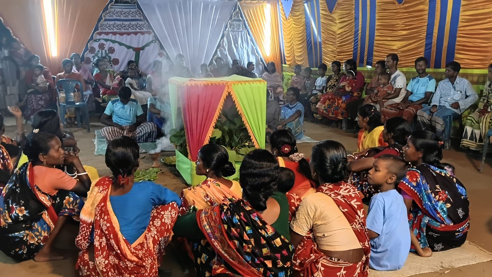 পার্বতীপুরে আনন্দ-উদ্দীপনায় আদিবাসীদের ঐতিহ্যবাহী কারাম উৎসবনাচ-গান ও পূজা-অর্চনায় মুখর পাঁচপুকুর হরেনমোড়