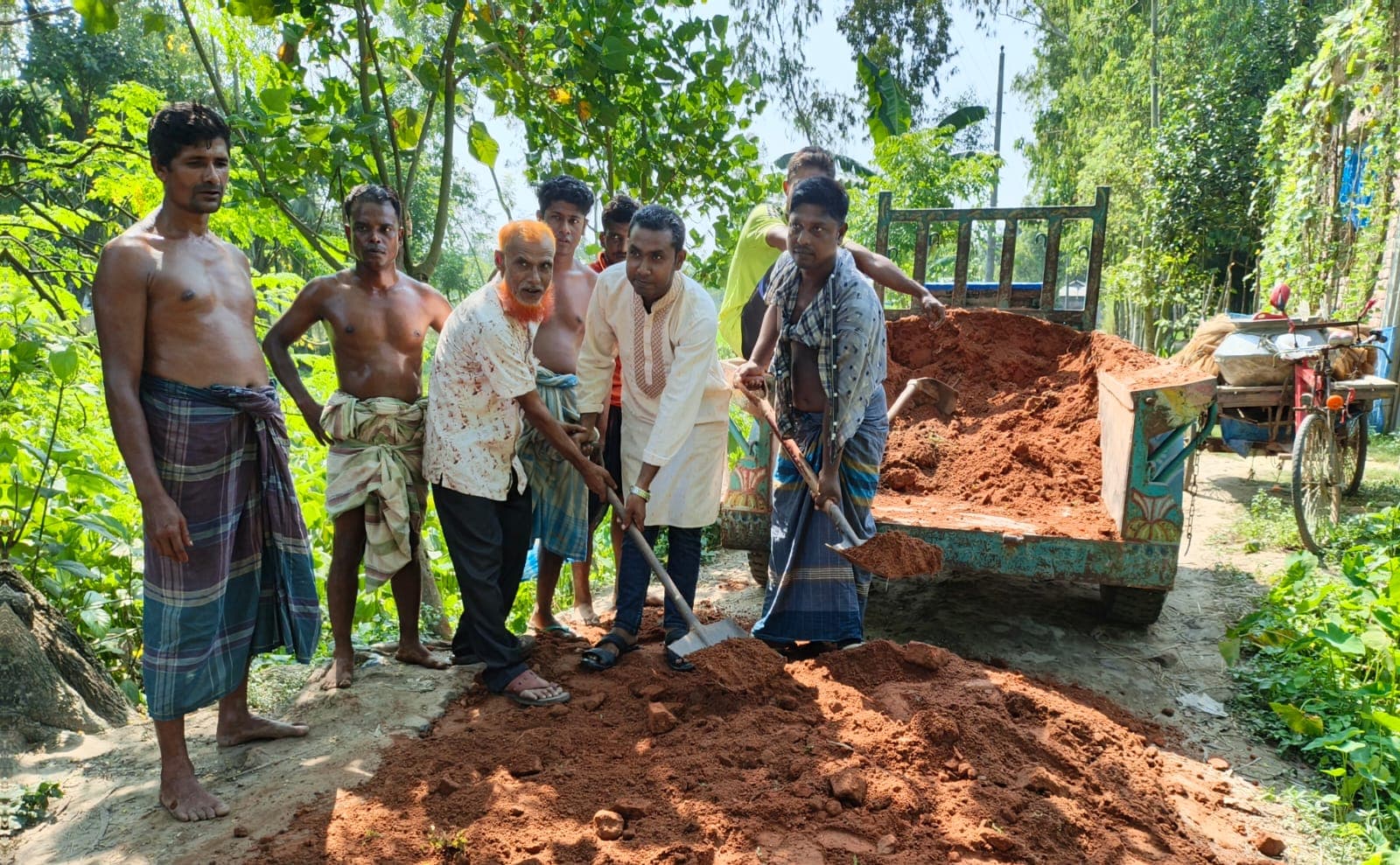 পিরোজপুর আজমের মোড়ে রাস্তা সংস্কারে রাবিস দিলেন চেয়ারম্যান প্রার্থী শাহিনুর ইসলাম