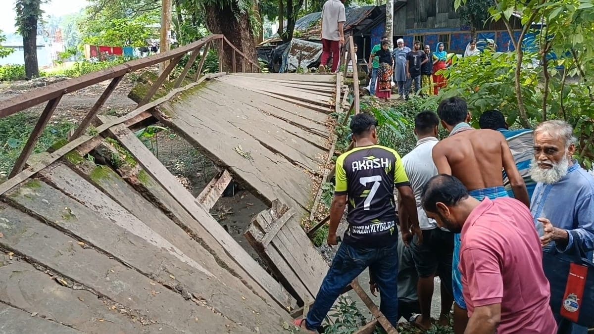 পিরোজপুরে পরিচ্ছন্নতা অভিযান পরিদর্শন শেষে ব্রিজ ভেঙে পরে আহত ৪, অল্পের জন্য রক্ষা পেলেন জেলা প্রশাসক