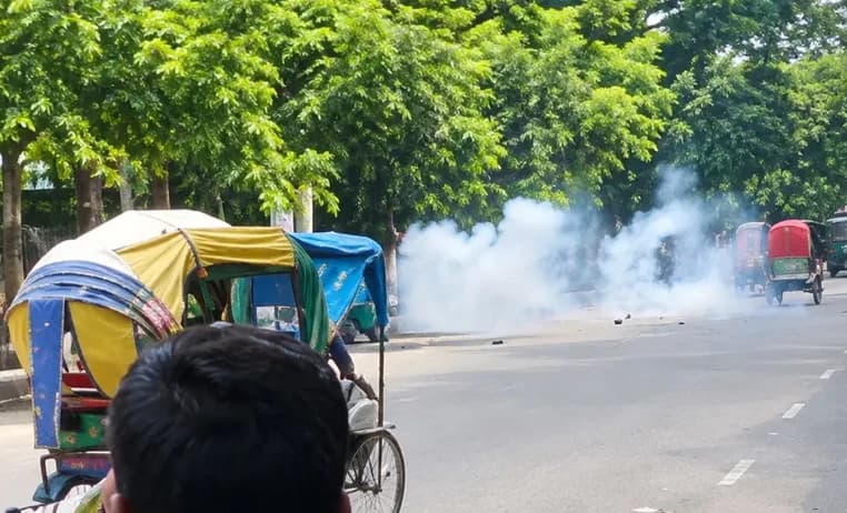 আজিমপুরে ভিআইপি বাসে আগুন দেওয়ার চেষ্টা, হাতেনাতে আটক করল লালবাগ থানা পুলিশ
