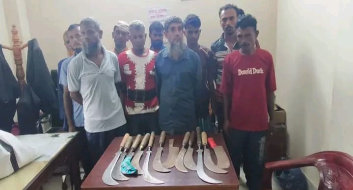 নড়াইল সদর থানা পুলিশের অভিযানে দেশীয় অস্ত্রসহ ১১ জন গ্রেপ্তার