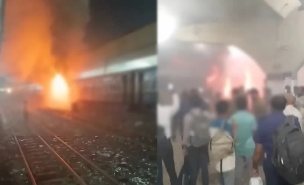 কমলাপুর স্টেশনে ট্রেনের বগিতে দাউদাউ আগুন, যাত্রীদের মধ্যে ছড়িয়ে পড়ল চরম আতঙ্ক
