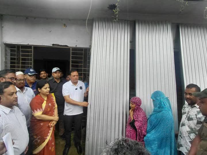 প্রধানমন্ত্রী তারেক রহমানের উপহার হিসেবে বন্যা, ঝরে ক্ষতিগ্রস্ত পরিবারের মাঝে ঢেউটিন বিতরণ