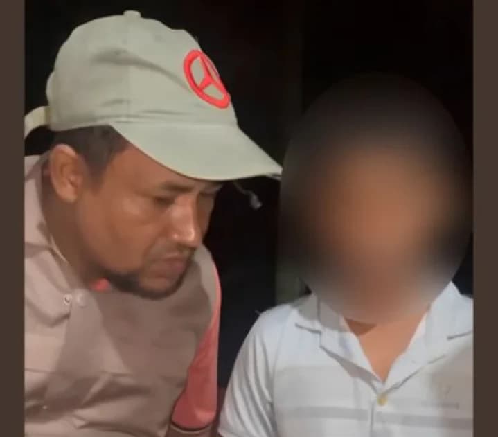মোবাইল না পাওয়ায় বাবা-মায়ের বিরুদ্ধে মারধরের অভিযোগ নিয়ে থানায় হাজির ষষ্ঠ শ্রেণির ছাত্র