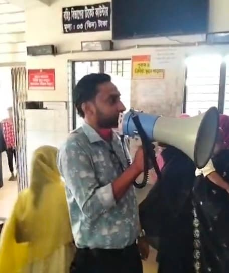 হাসপাতালে মাইকিং   যে স্বেচ্ছায় আপনার উপকার করতে বা দ্রুত সেবা দিতে আসবে, সে -ই দালাল