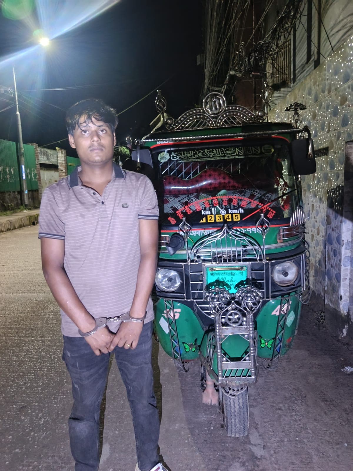 রামুতে সিএনজিতে ৮ হাজার ইয়াবা, চালক গ্রেপ্তার