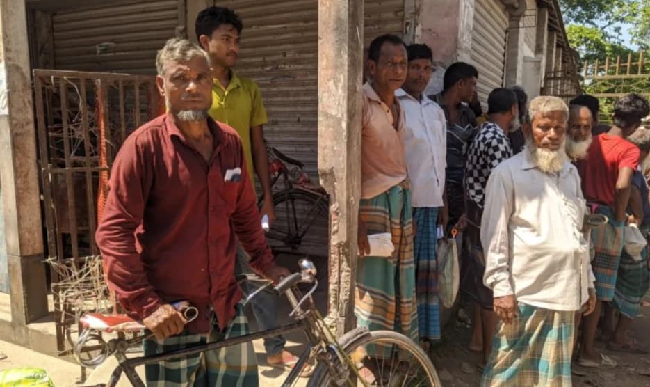 সারের জন্য রণক্ষেত্র কুড়িগ্রাম: কর্মকর্তাদের মারধর ও দফায় দফায় সড়ক অবরোধ